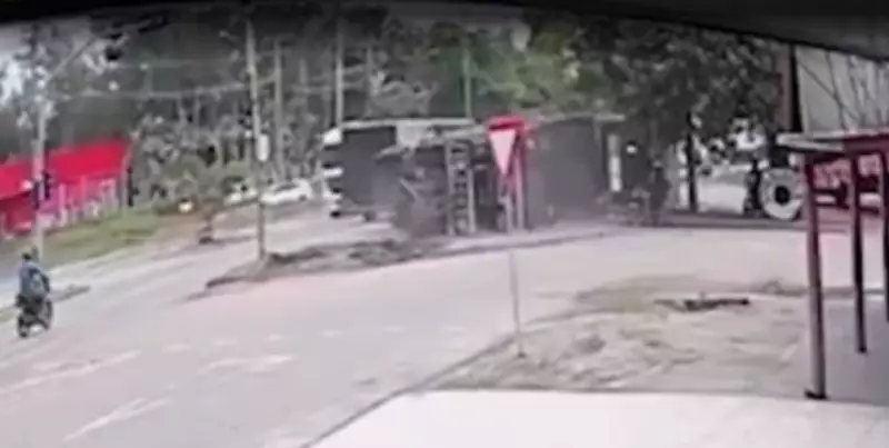 Caminhão com carvão tomba na BR-222 em Marabá; motociclista e pedestre escapam ilesos