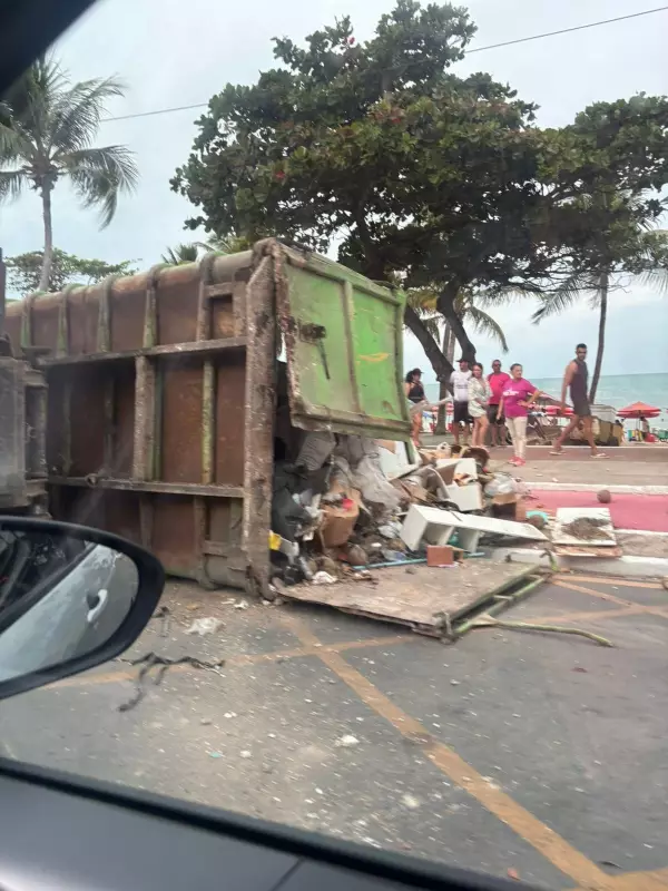 Caminhão de Coleta de Lixo Tombou na Orla de Maceió, Ferindo Gari