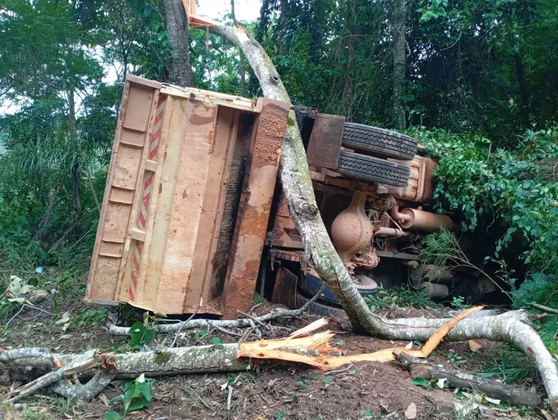 Caminhão de lixo da Prefeitura de Manhumirim tomba na MG-108 e deixa três servidores feridos