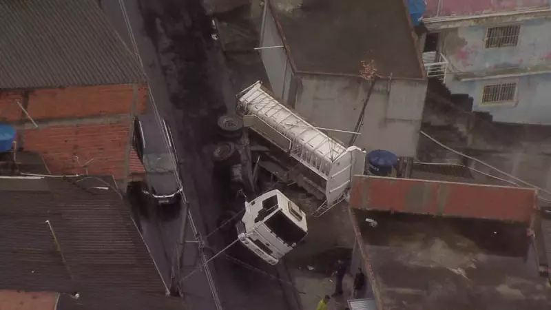 Caminhão de obra tomba e destrói muro de residência em Mauá, SP; veja imagens