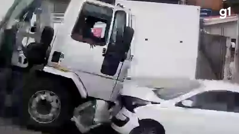 Caminhão desgovernado arrasta veículos e destrói moto em acidente grave em João Pessoa