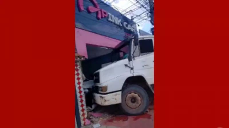 Caminhão desgovernado invade loja de carros em Belém e causa prejuízo de R$ 400 mil