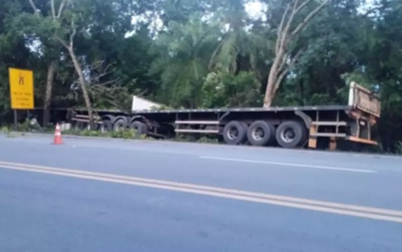 Caminhão sai da pista e pega fogo na BR-153 em Santa Tereza de Goiás, deixando duas vítimas carbonizadas