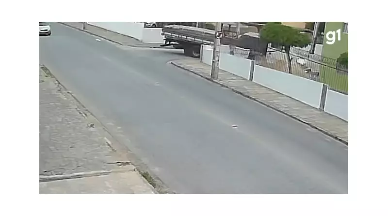 Caminhão sem freio invade condomínio em Campina Grande e derruba muro