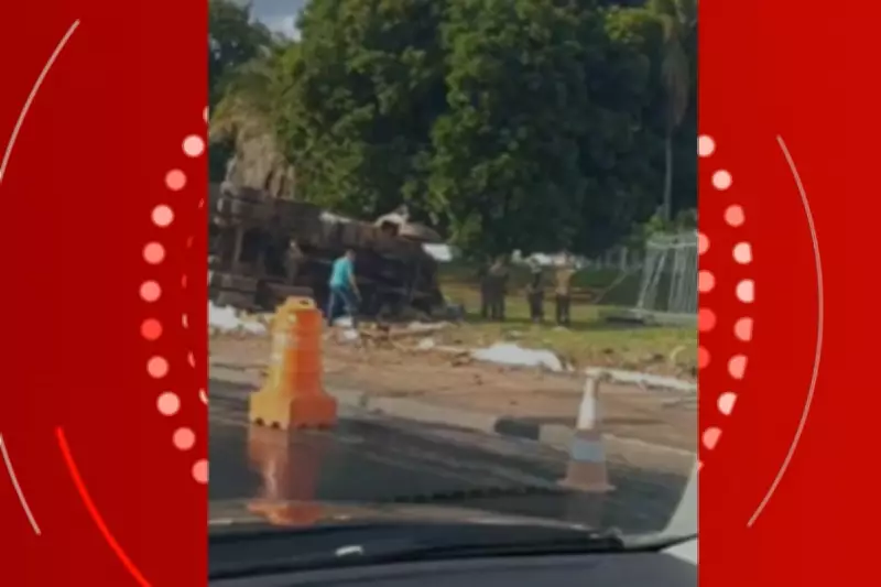 Caminhão tomba após derrubar muro e semáforo do Batalhão do Exército em Cuiabá