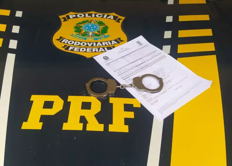 Caminhoneiro com mandados de prisão é preso pela PRF em Salinas, Minas Gerais