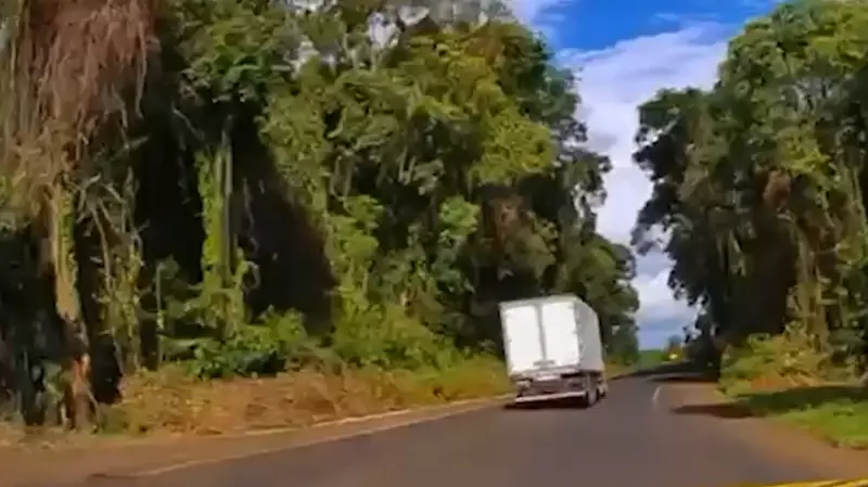 Caminhoneiro preso com 0,73 mg/l de álcool após fuga e zigue-zague na BR-373