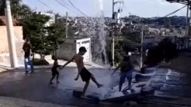 Cano da Sabesp estoura e vira chafariz para crianças em Itaquaquecetuba