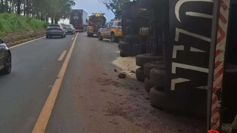Carreta carregada de arroz tomba e interdita MGC-497 entre Uberlândia e Prata