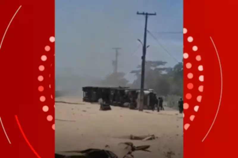 Carreta carregada de soja tomba na BR-364 em Nobres e espalha grãos na pista