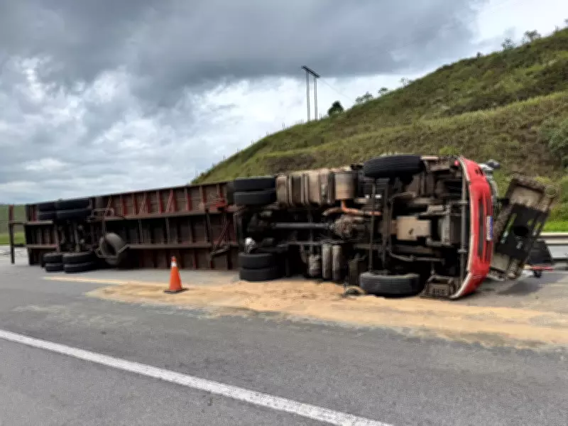 Carreta com bicicletas elétricas tomba na BR-040 em Juiz de Fora e carga é saqueada
