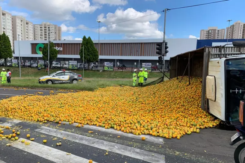 Carreta com laranjas tomba em rotatória de Limeira e interdita pista da rodovia