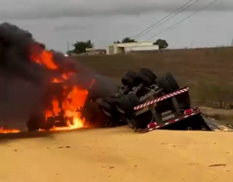 Carreta com milho tomba e incendeia na SE-170 entre Graccho Cardoso e Feira Nova