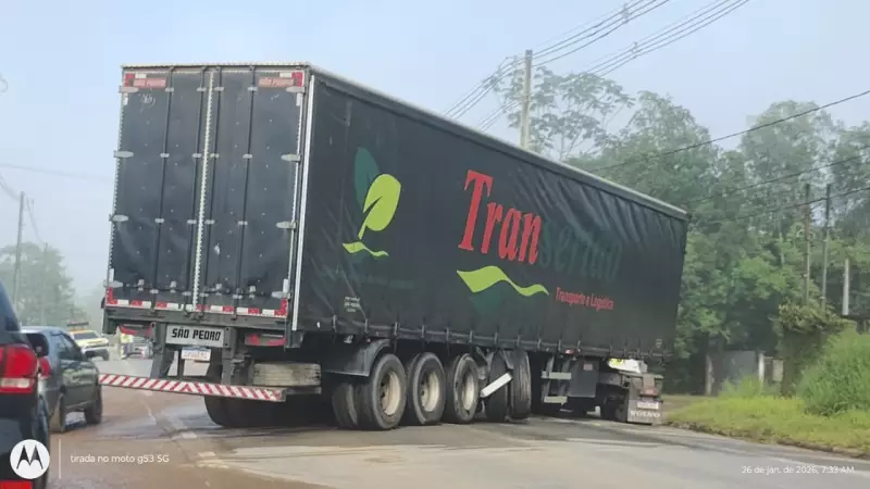 Carreta com pane mecânnica interdita rodovia Mogi-Salesópolis e causa congestionamento