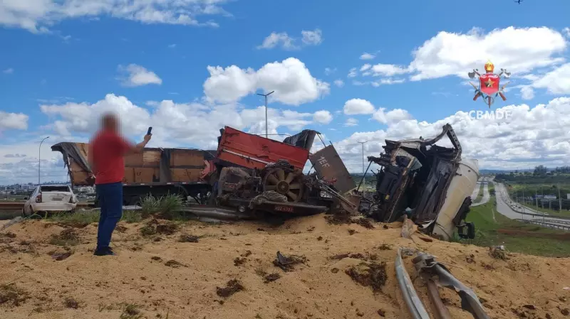 Carreta com soja perde freio, tomba e atinge três veículos na descida do Colorado, no DF