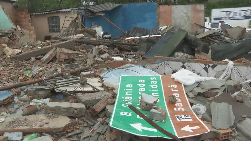 Carreta destrói 4 casas em BH após motorista dormir ao volante