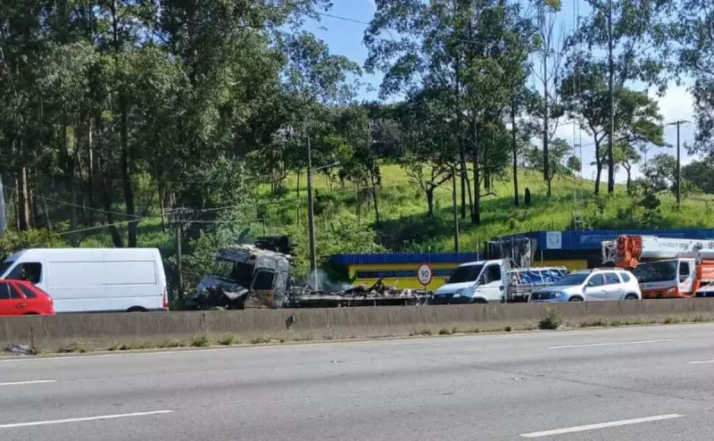 Carreta em chamas interdita pista expressa da Dutra em Arujá