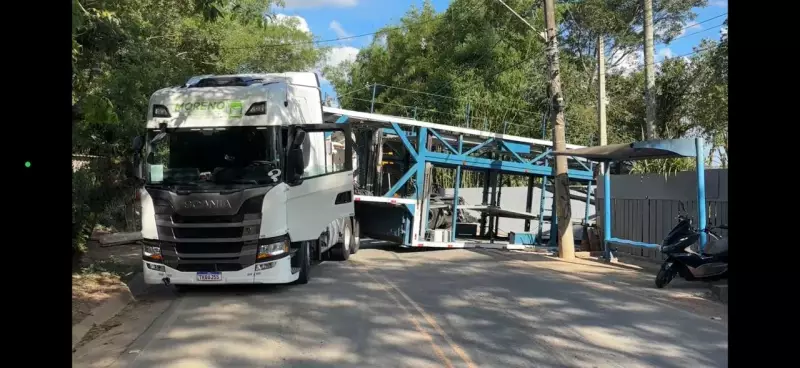 Carreta fica presa por 6 horas e bloqueia trânsito na Volta Fria, Mogi das Cruzes