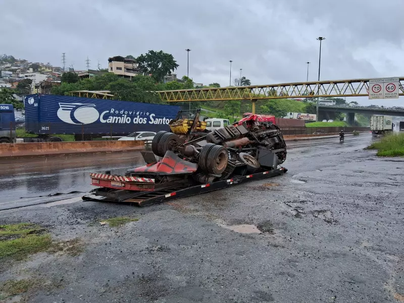 Carreta sem freio causa acidente grave no Anel Rodoviário de Belo Horizonte