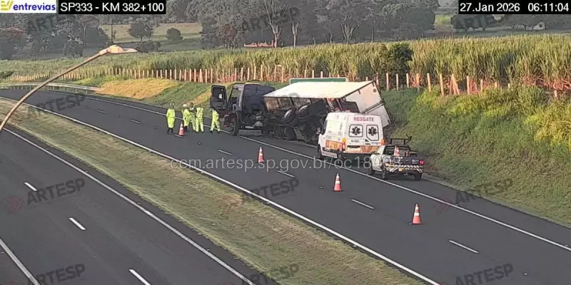 Carreta tomba em Echaporã após quebra de eixo; trânsito segue normal