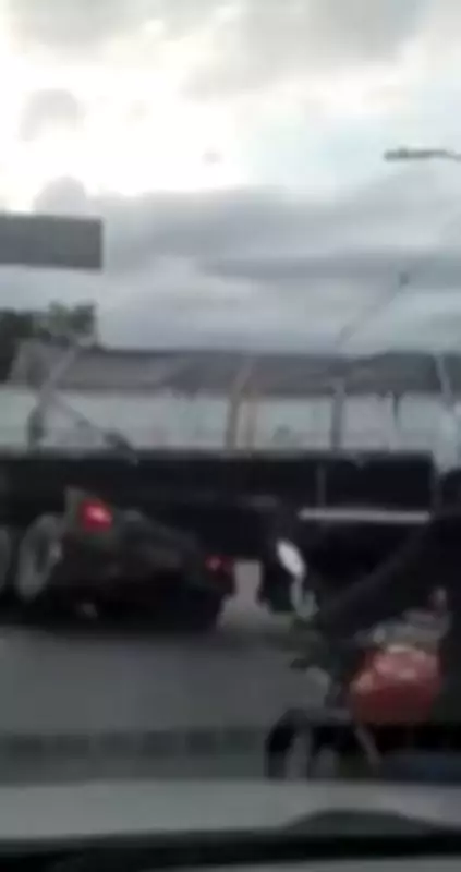 Carreta tomba na Avenida Amazonas em Belo Horizonte e interdita via sem feridos