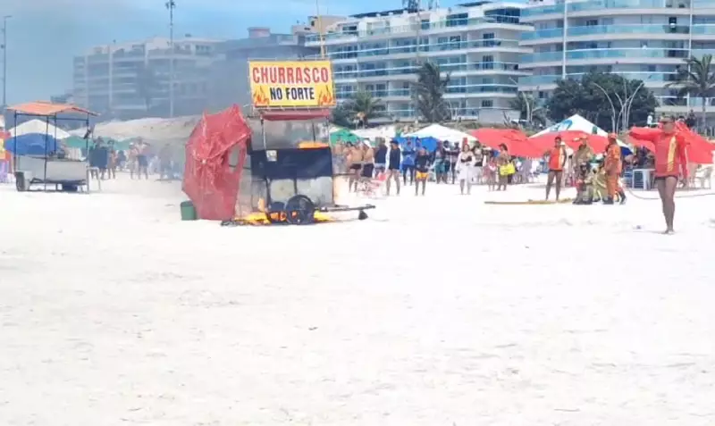 Carrinho de churrasco pega fogo na Praia do Forte em Cabo Frio