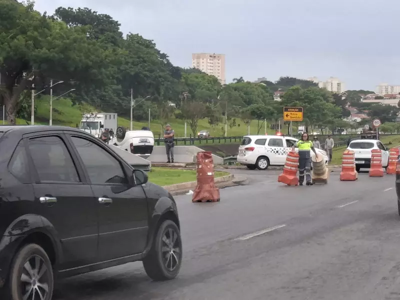 Carro capota na Avenida Teotônio Vilela em São José dos Campos