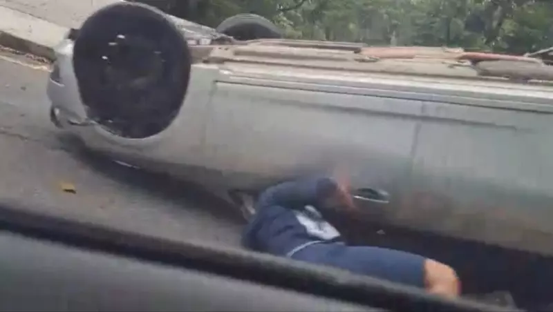 Carro capota na serra da Rodovia Oswaldo Cruz em Ubatuba; guinchos são enviados