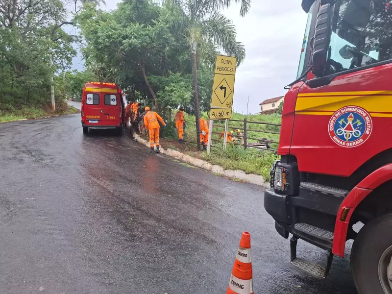 Carro capota no Pico da Ibituruna e deixa cinco feridos em Governador Valadares
