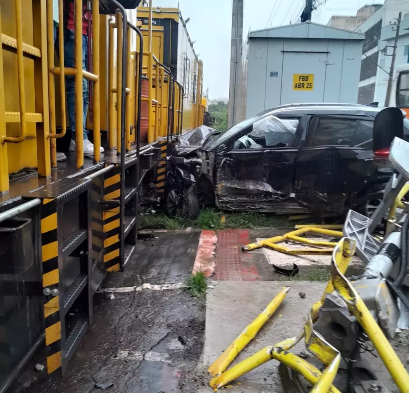 Carro colide com trem em passagem de nível no Centro de Barra Mansa