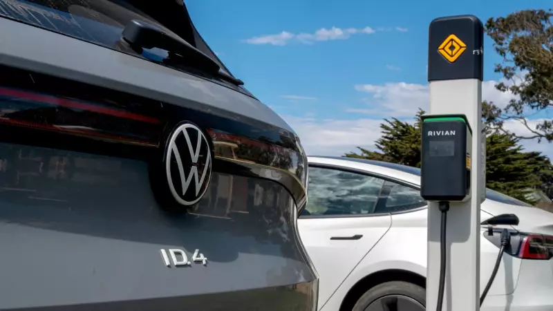 Carro elétrico acelera sozinho em Londres: criança de 5 anos morre e pai é julgado