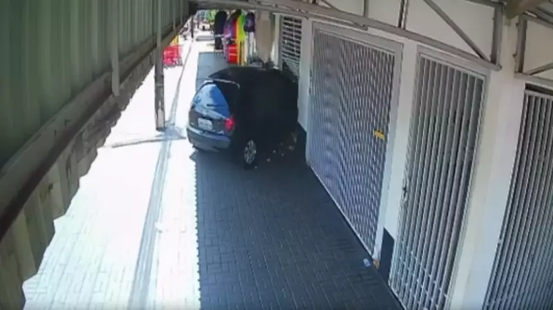Carro perde controle e invade fachada de loja após desviar de veículo em Cascavel
