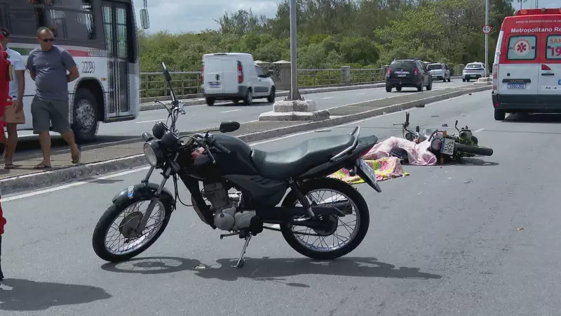 Casal jovem morre em acidente grave entre ônibus e moto na Ponte Agamenon Magalhães, no Recife