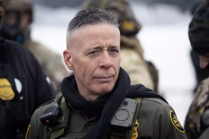 Chefe de fronteira dos EUA é afastado após usar casaco comparado a uniforme nazista