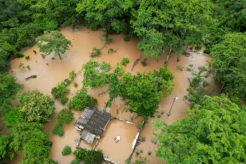 Cheia do Rio Paracatu deixa moradores ilhados e mobiliza resgates do Corpo de Bombeiros em Porto Buriti