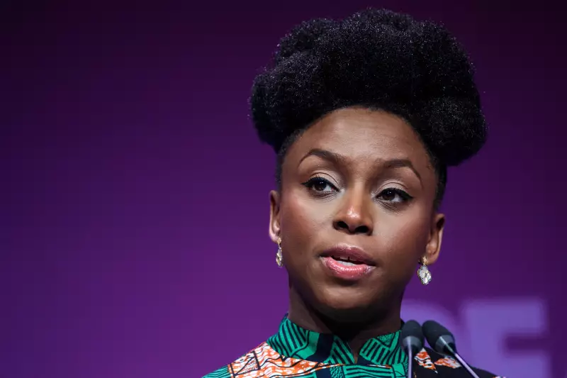 Chimamanda Ngozi Adichie perde filho gêmeo de 1 ano e 9 meses
