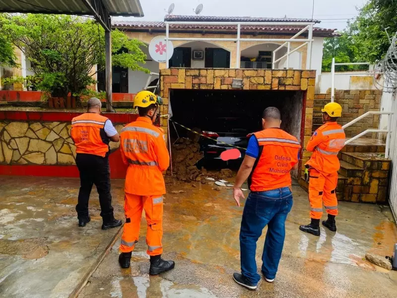 Chuva de 53 mm causa desabamento de parede em base do Samu em Araçuaí