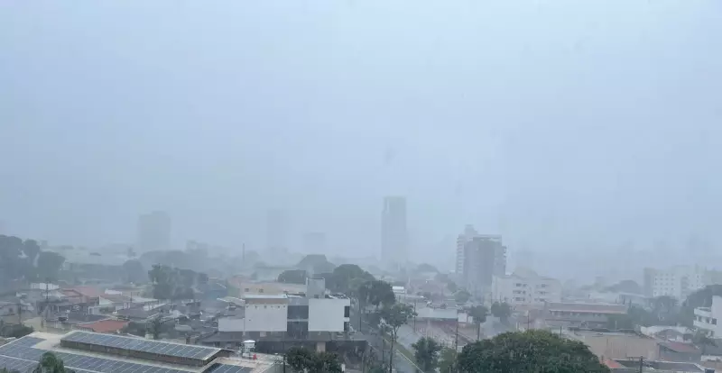 Chuva forte causa alagamentos em Uberlândia; Defesa Civil emite alerta