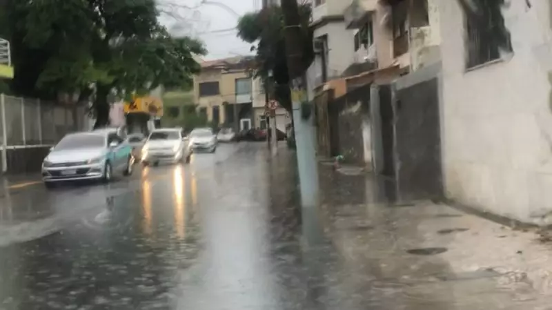 Chuva intensa alaga ruas e coloca Defesa Civil em alerta máximo no Norte Fluminense