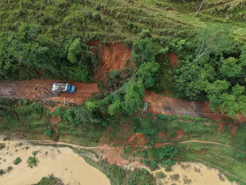 Chuva intensa causa deslizamentos e interdição na estrada Amparo x Turvo em Barra do Piraí