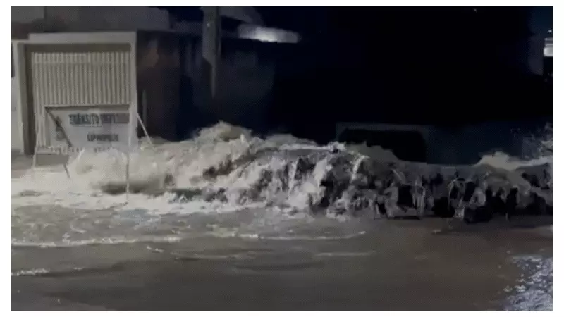 Chuva intensa interdita rodovia e alaga ruas em Capinópolis, MG