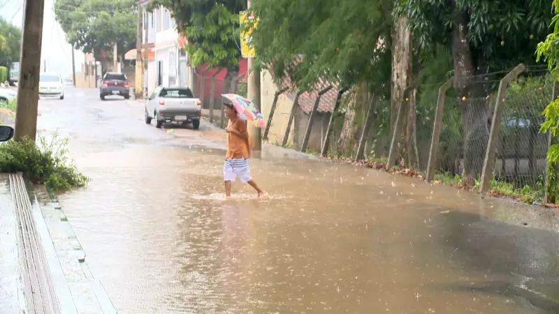Chuva intensa no ES: 23 desalojados e alerta laranja até quarta
