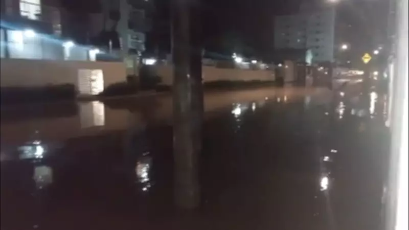 Chuva intensa provoca alagamentos em vários bairros de Caraguatatuba, SP