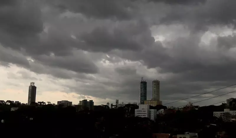 Chuva marca início de 2026 no Paraná; Simepar prevê instabilidade e calor