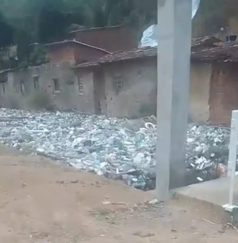 Chuvas fortes em Maceió causam alagamentos e acúmulo de lixo no Vale do Reginaldo