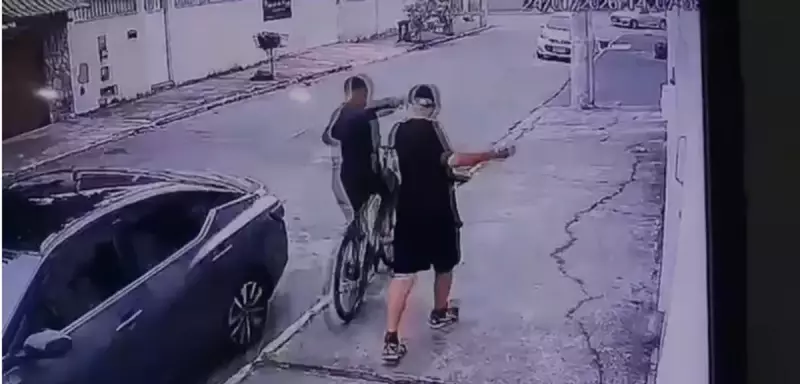 Ciclista furtou colar de homem em plena luz do dia em Cabo Frio; veja vídeo