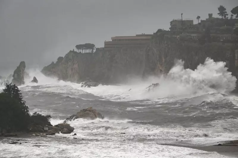 Ciclone Harry Devasta Sicília com Ondas de 10 Metros e Ventos de 150 km/h