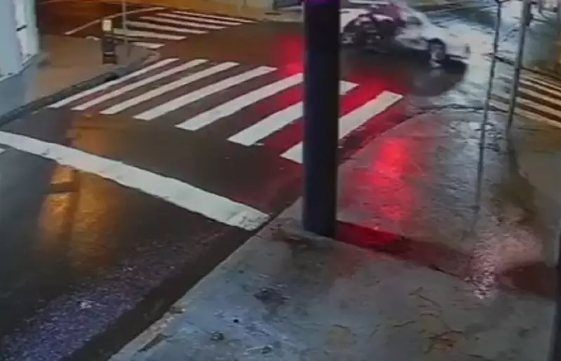 Câmera flagra acidente fatal entre moto e carro que mata jovem de 25 anos em Botucatu