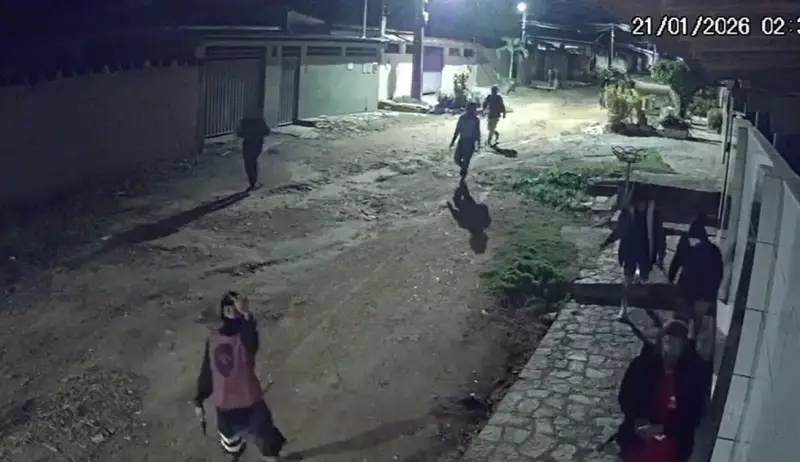 Câmeras flagram grupo fortemente armado desfilando pelas ruas de Bayeux na madrugada