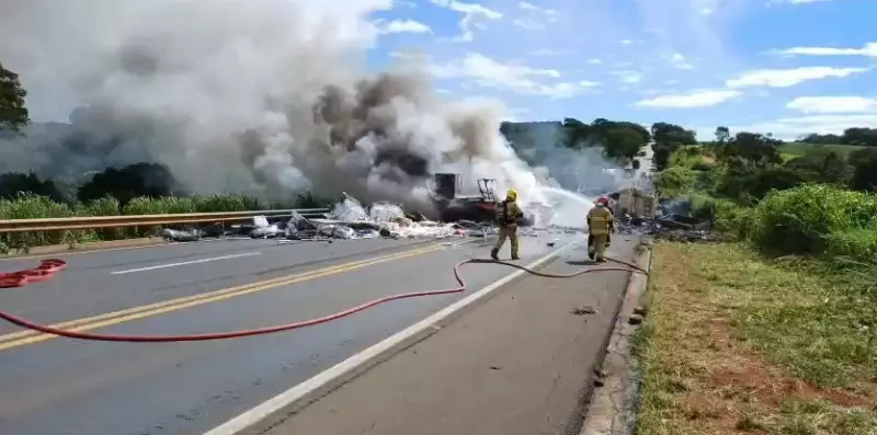 Colisão entre caminhões na BR-365 em Patos de Minas deixa uma pessoa morta e outra presa às ferragens